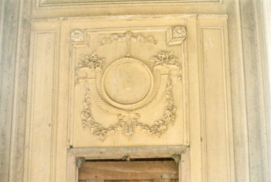 rez-de-chaussée, chambre, détail d’un dessus-de-porte (pièce n°14)