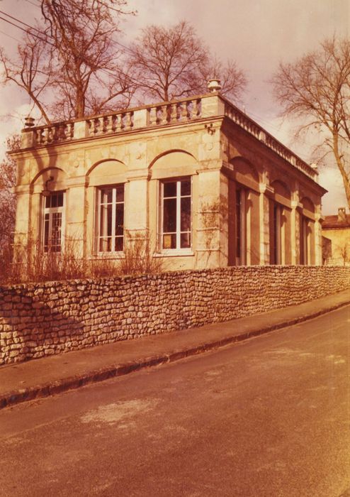 parc, bâtiment des écuries anglaises, vue partielle des façades depuis la rue