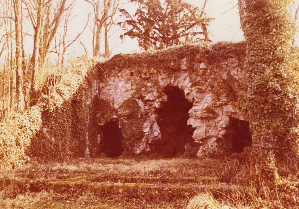 parc, emplacement de l’ancienne laiterie, en arrière-plan les grottes