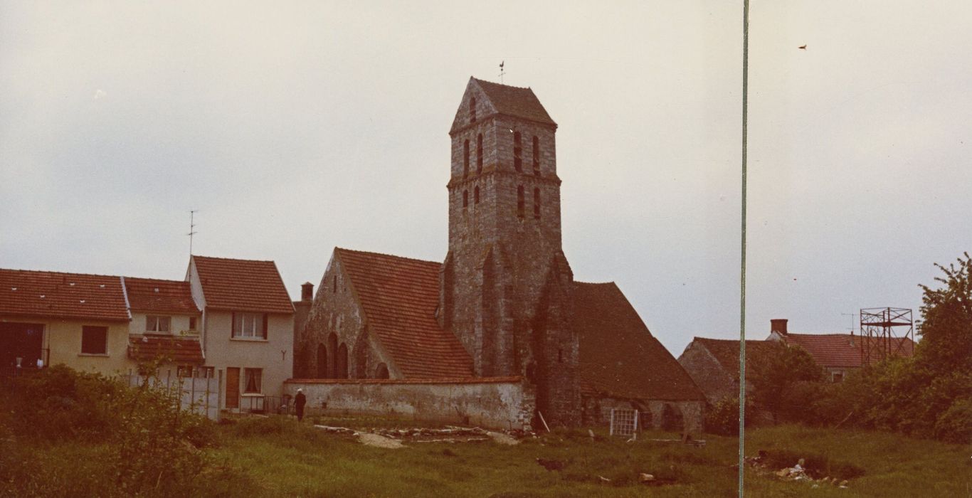 vue générale de l’église dans son environnement depuis le Nord-Est