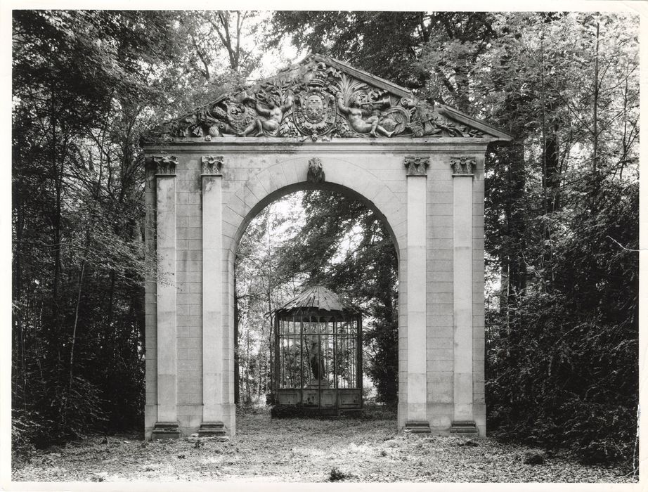 porche monumental supportant un fronton provenant du château de Saint-Cloud