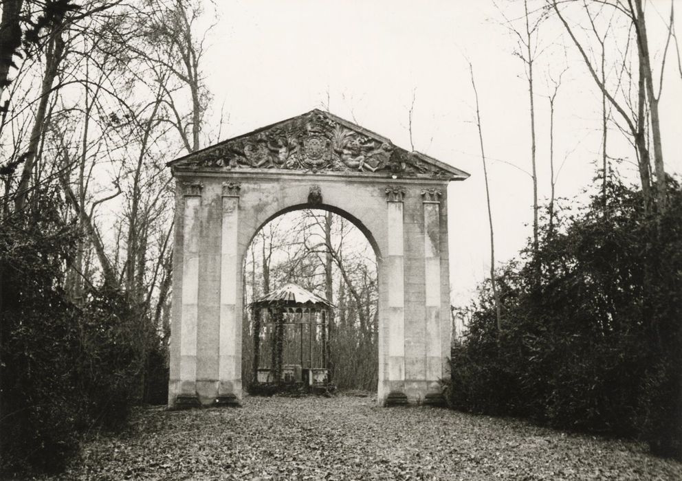 porche monumental supportant un fronton provenant du château de Saint-Cloud