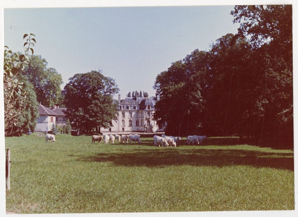 vue partielle du château dans son environnement depuis l’Ouest