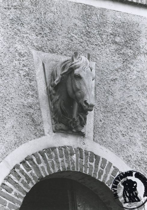 communs, aile ouest, détail décoratif des écuries