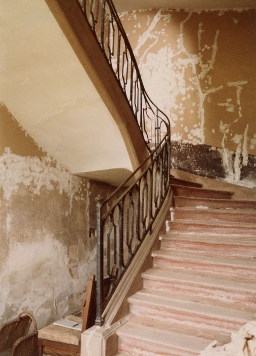 escalier entre la salle à manger et le salon, vue partielle