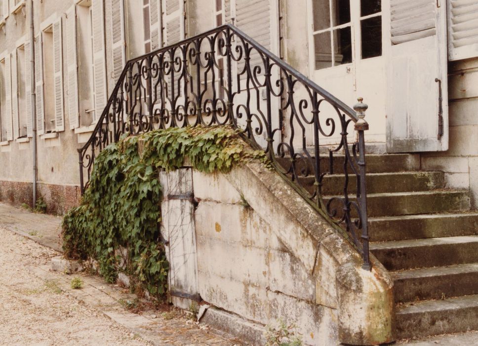 façade nord-est, perron d’accès