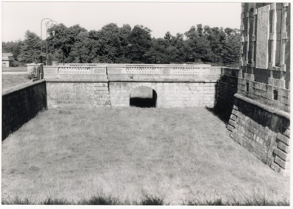 pont d’accès nord à la cour d’honneur