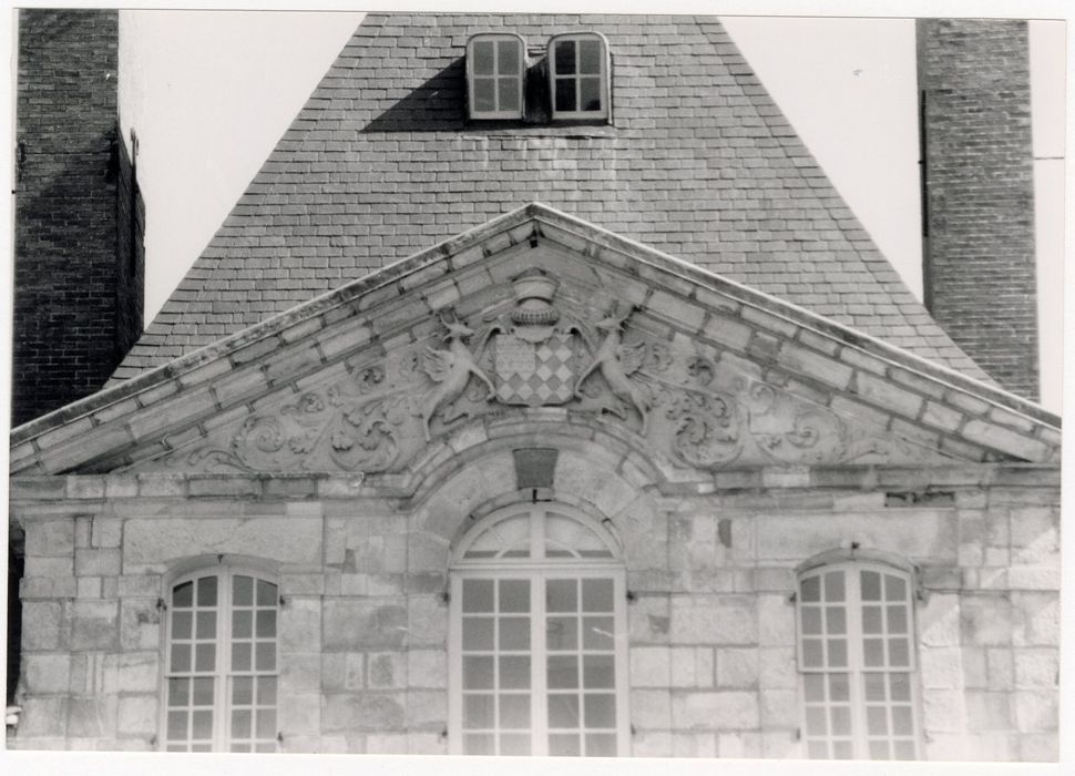 façade nord-ouest, avant-corps central, détail du fronton