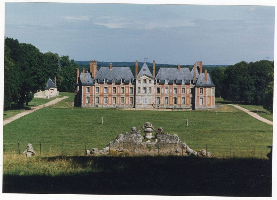 vue générale du château dans son environnement depuis le Sud