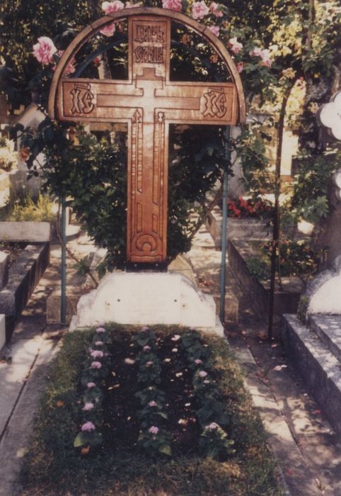 détail d’une tombe avec croix en bois sculpté