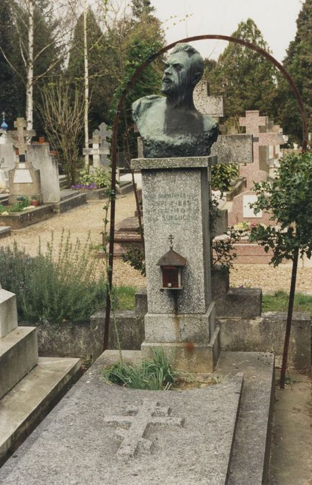 tombe avec buste en bronze