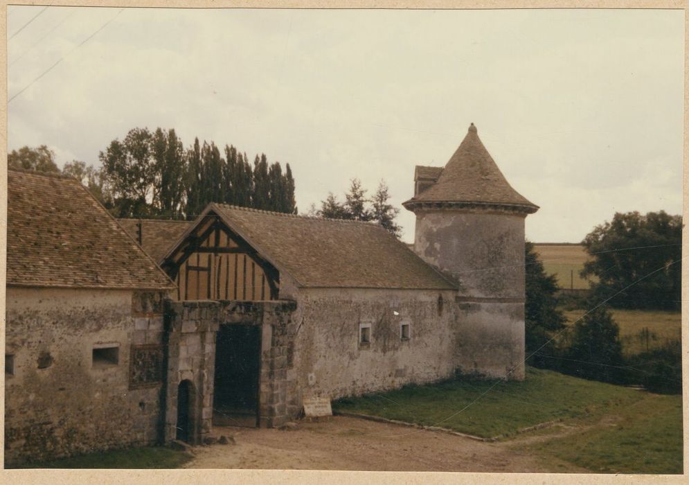 aile ouest avec portail d’accès à la cour intérieure