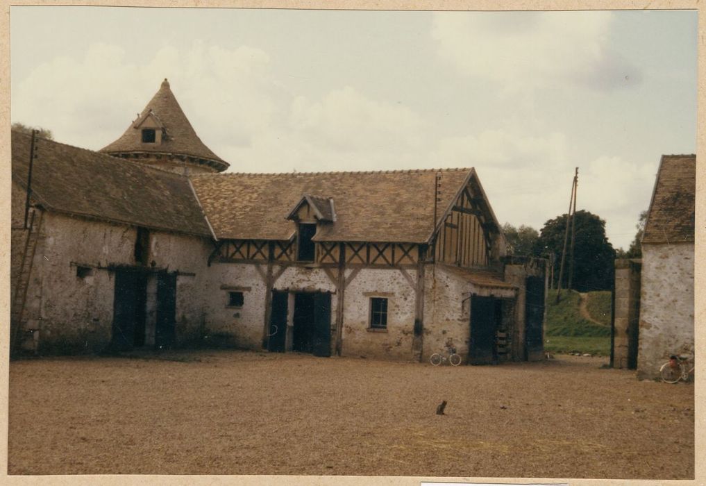 aile ouest avec portail d’accès à la cour intérieure