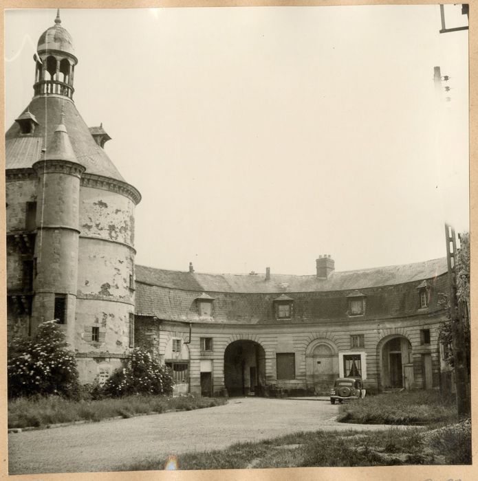 donjon et bâtiment sud, ensemble nord sur la cour intérieure