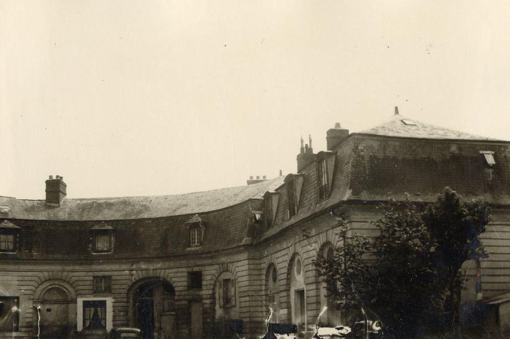 bâtiment sud, façades nord et est sur la cour intérieure