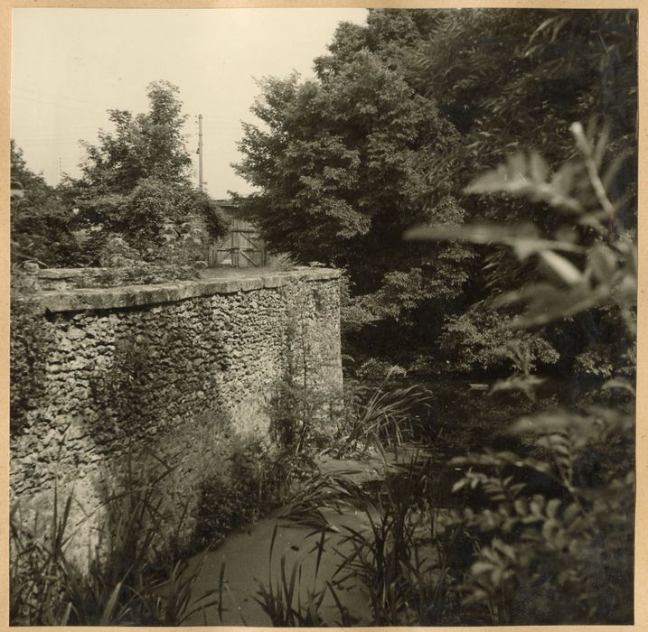 mur de terrassement longeant les anciennes douves