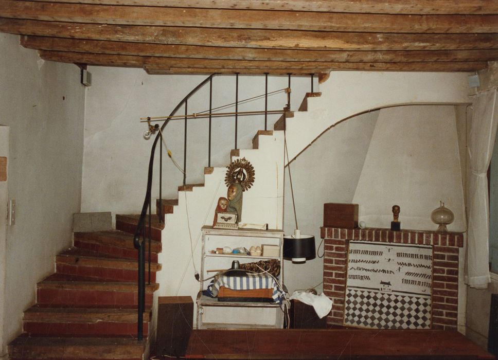 salon et escalier d’accès à l’atelier