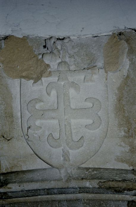 détail du blason surmontant la porte d’accès du bâtiment de la pharmacie