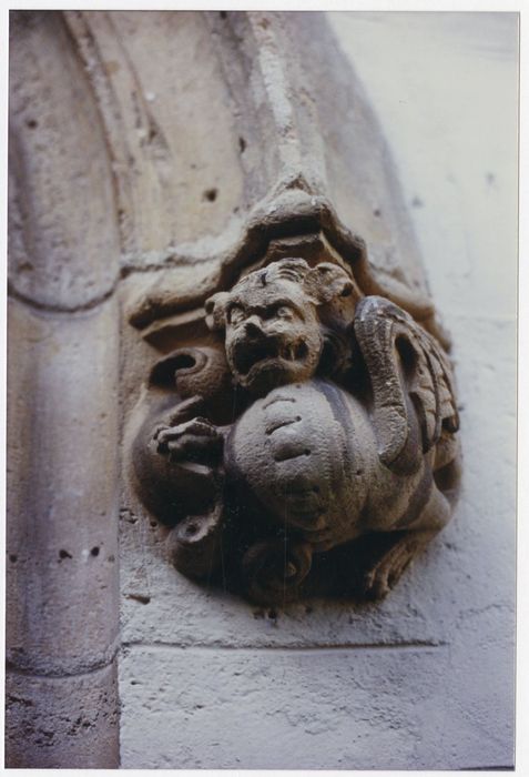 bâtiment du dortoir, façade est, détail d’un culot