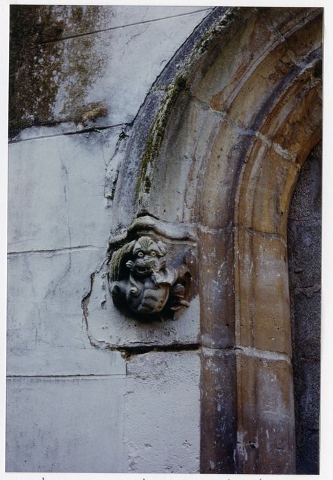 bâtiment du dortoir, façade est, détail d’un culot