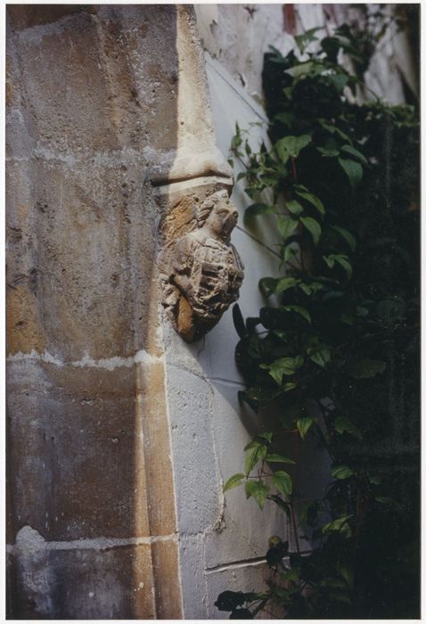 bâtiment du dortoir, façade ouest, détail d’un culot