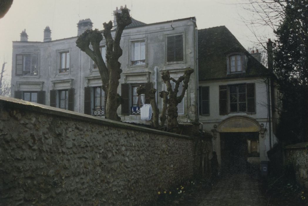 bâtiment élevé sur l’ancien jardin