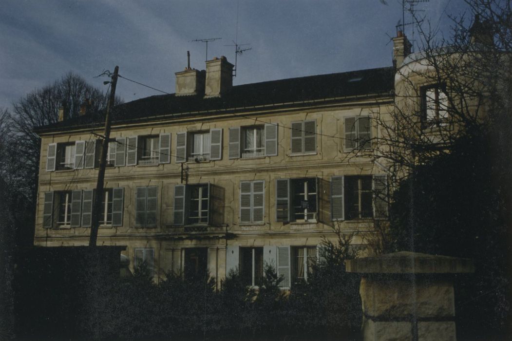 bâtiment élevé sur l’ancien jardin