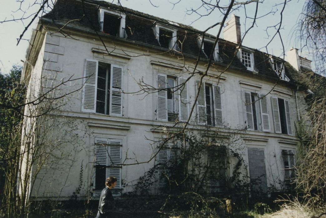 bâtiment élevé sur l’ancien jardin, façade est