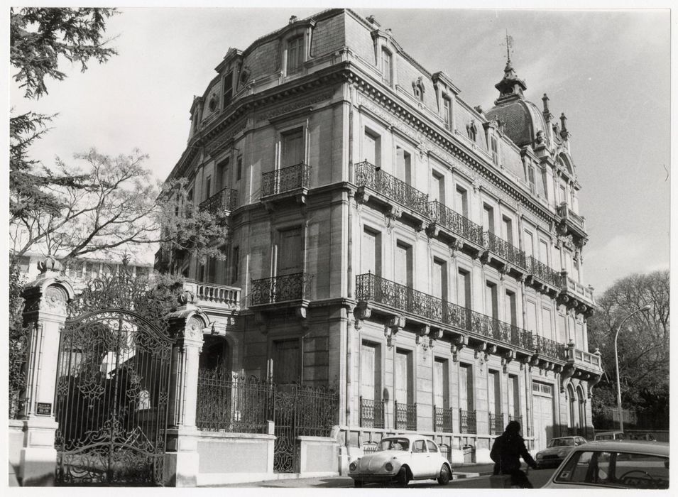 façades sud et ouest depuis la rue