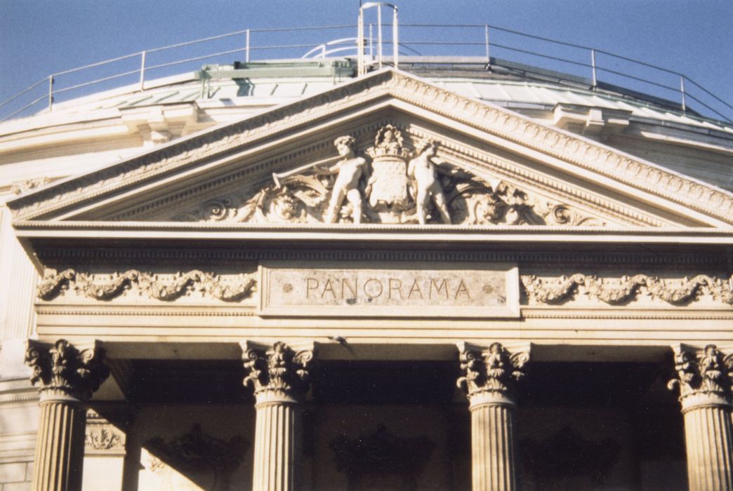 façade de l’entrée de l’ancien panorama, détail du fronton