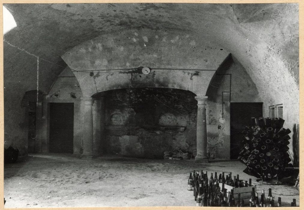 pavillon ouest, cheminée monumentale du sous-sol