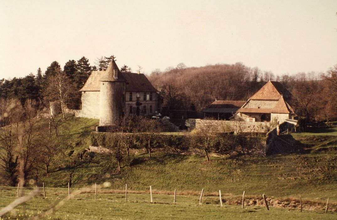 Vue générale du château dans son environnement depuis le Sud-Est