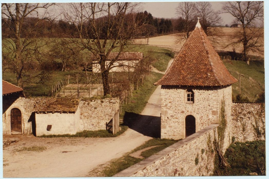 pavillon d’entrée à la cour