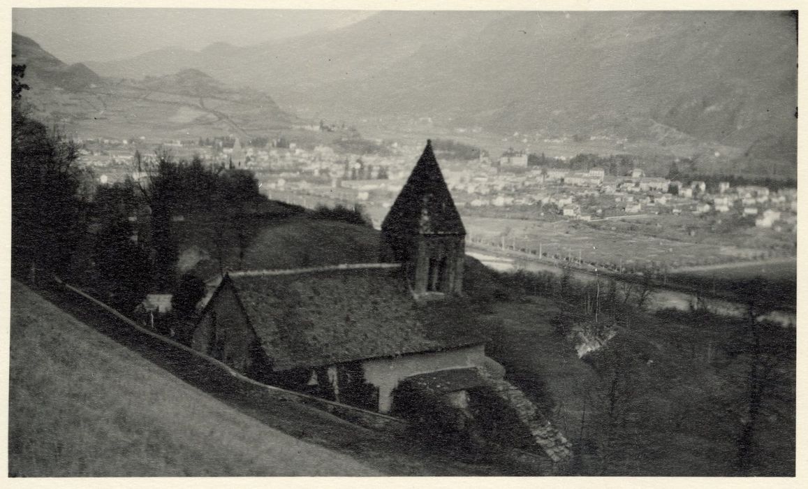 vue partielle de l’église dans son environnement depuis le Sud-Ouest