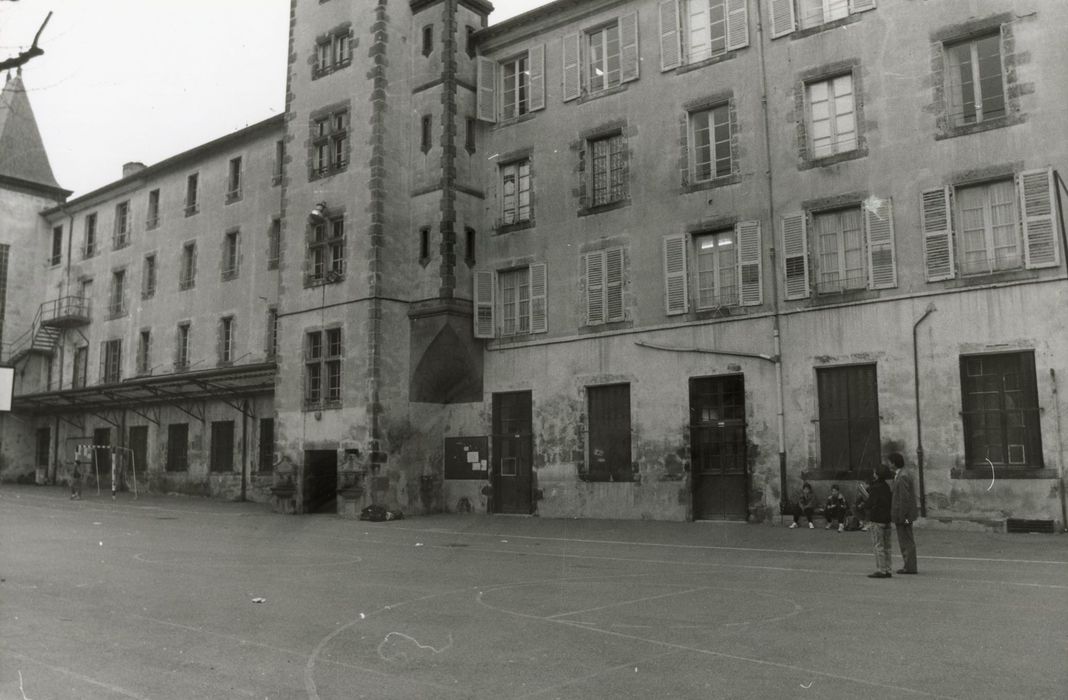 façade sud de l’aile sud sur la cour de récréation