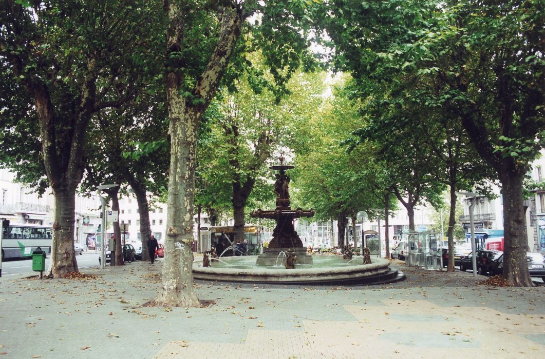 vue générale de la fontaine dans son environnement