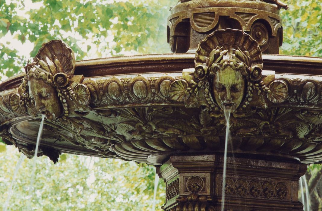 détail de la vasque inférieure du chandelier d’eau