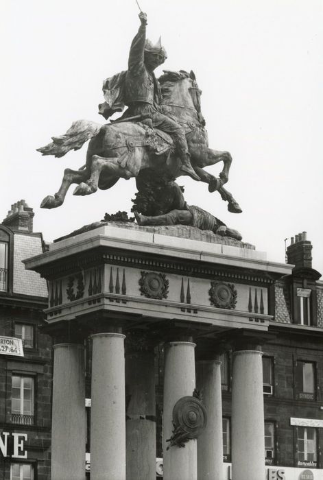 statue, vue générale depuis le Nord-ouest