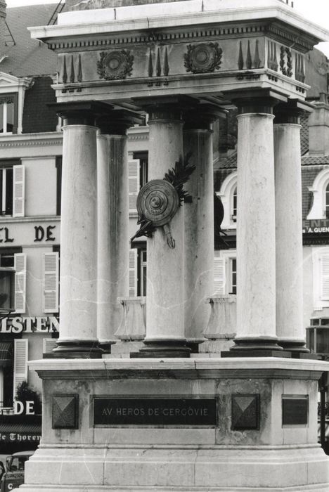 socle de la statue, façade ouest