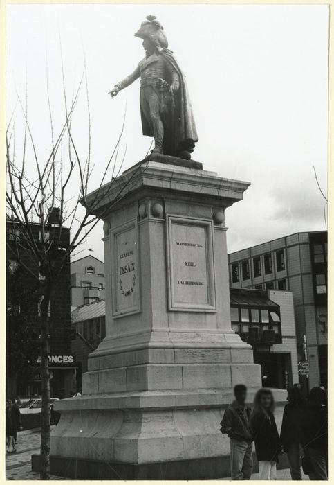 vue générale de la statue depuis le nord-ouest