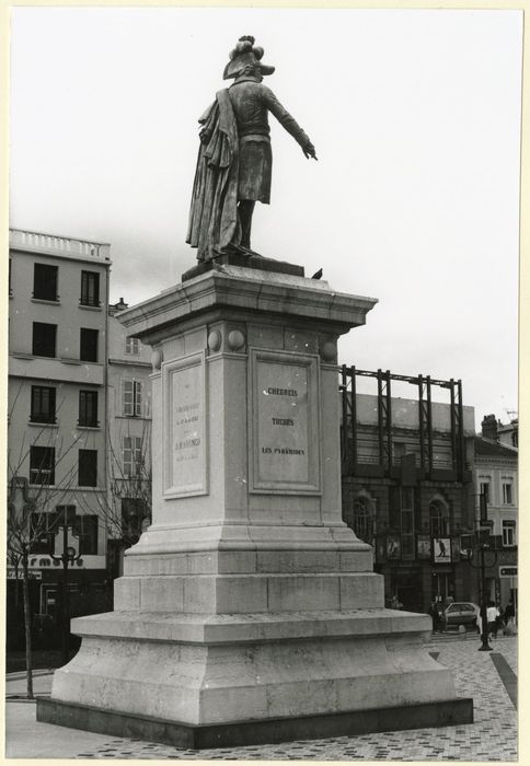 vue générale de la statue depuis le sud-est