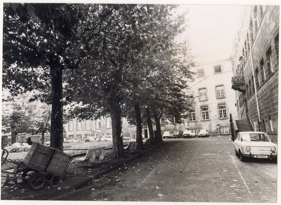 façades sur cour, vue partielle