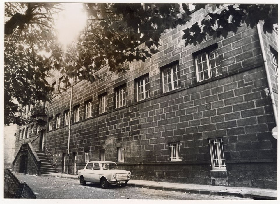 façade sur cour, vue partielle