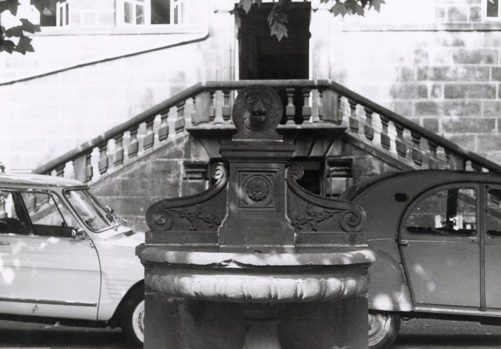 fontaine d’une cour