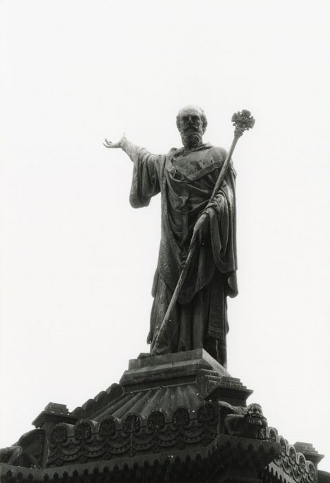 vue générale de la statue d’Urbain II