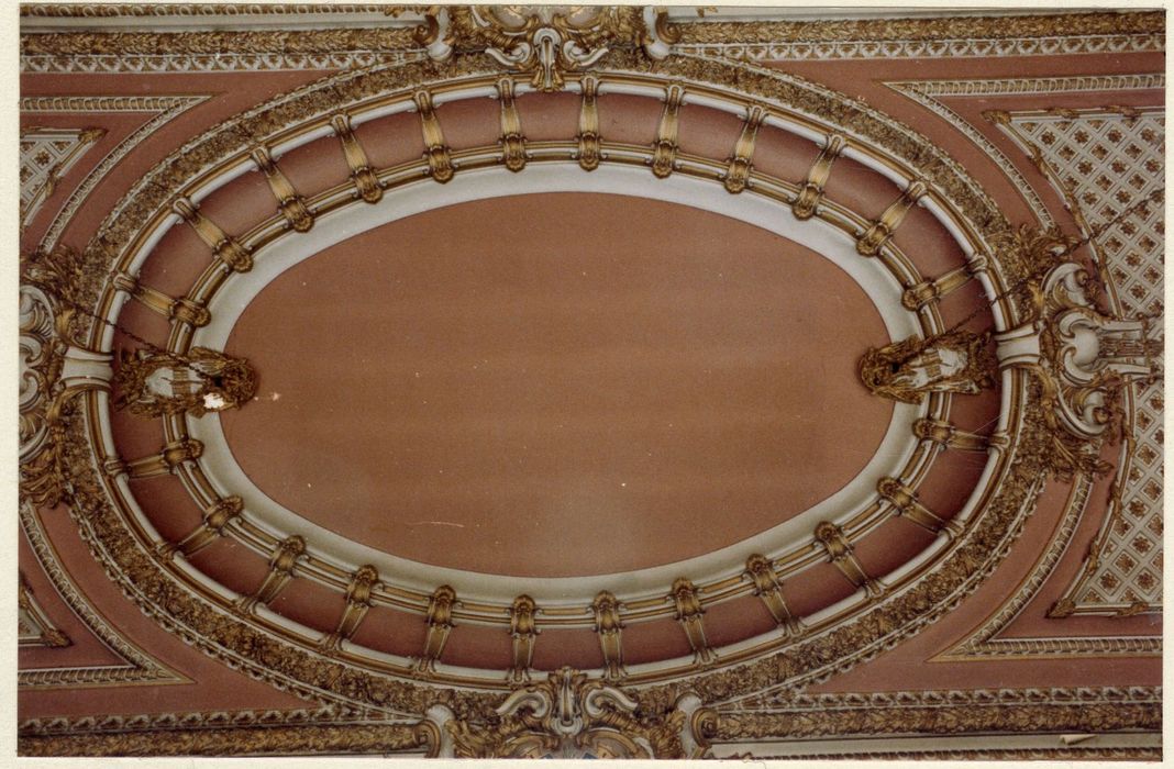 vue partielle du plafond du foyer