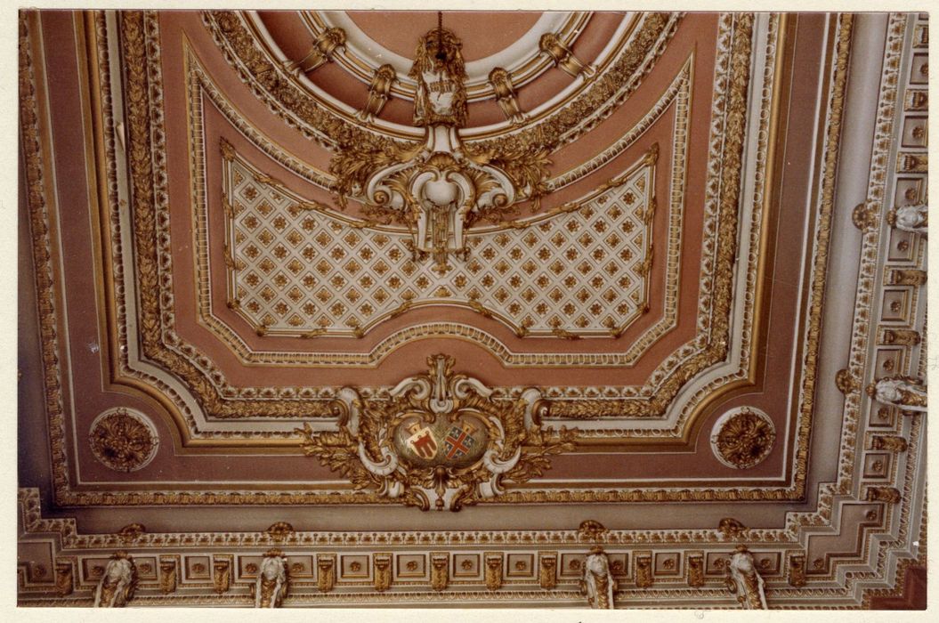 vue partielle du plafond du foyer