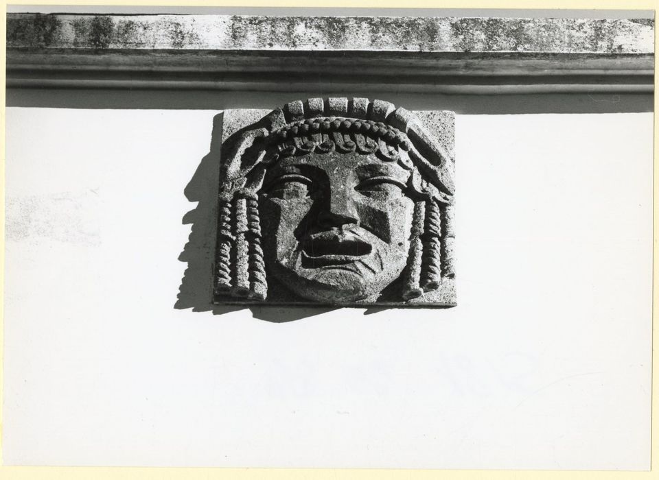 détail décoratif : bas-relief d’un masque