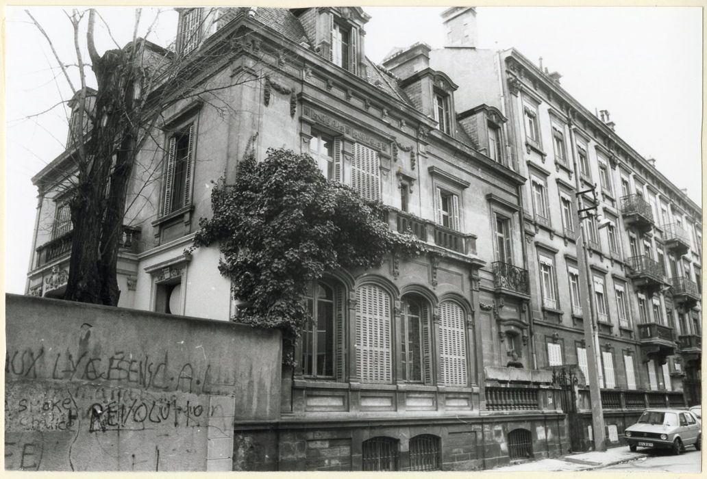 façades sur rue de la maison de maître et de l’immeuble