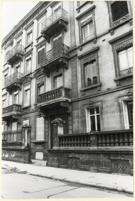 façade sur rue, vue partielle